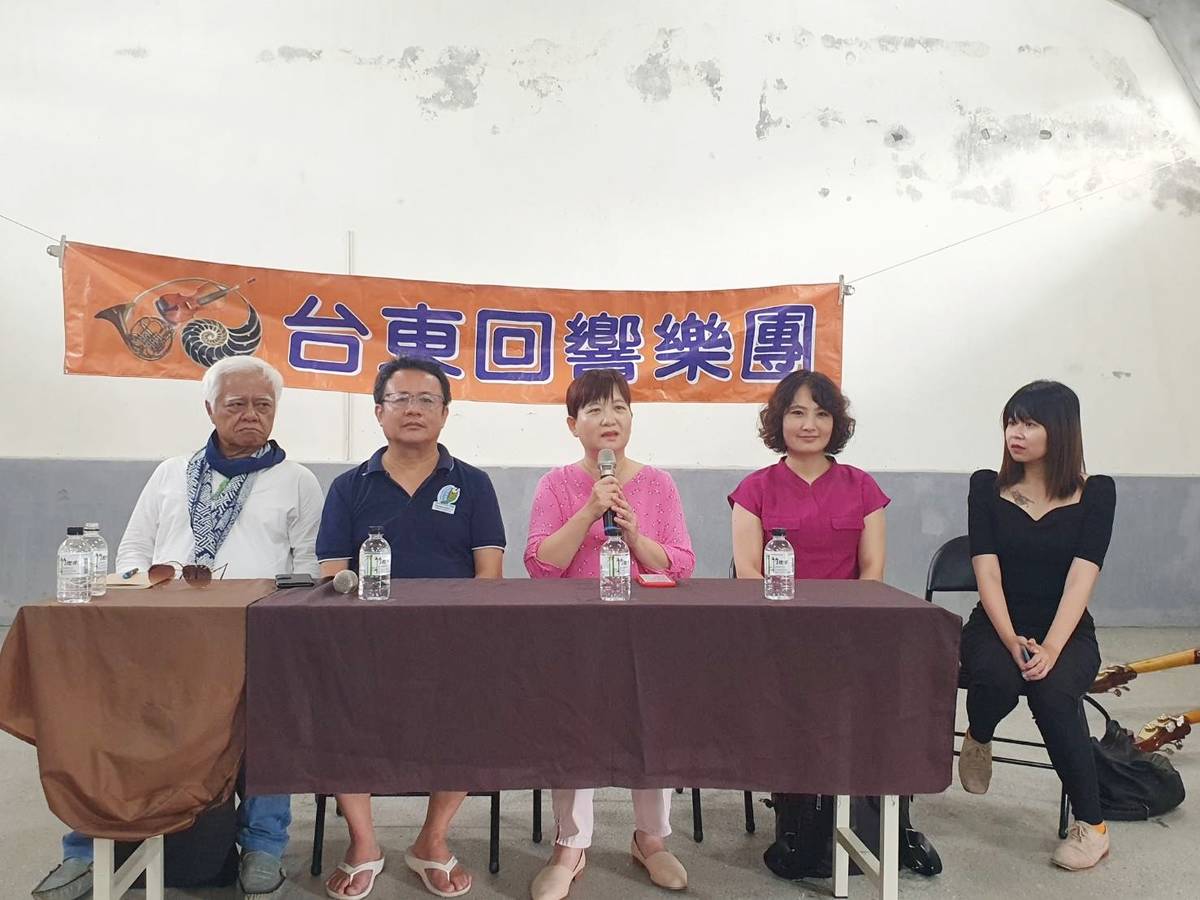 臺東回響樂團夏季音樂會「憶旅」，邀請到民歌之父胡德夫(左1)、日本女中音佐佐木菜穗子(右2)登臺獻唱。