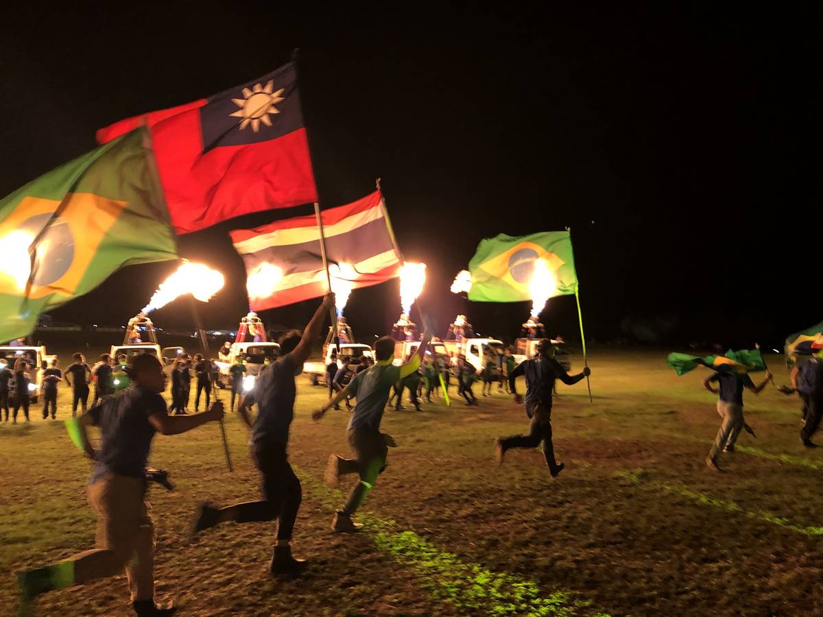 2020臺灣國際熱氣球嘉年華閉幕光雕音樂會，各國熱氣球旗手掌旗奔跑繞場一週，感動全場。