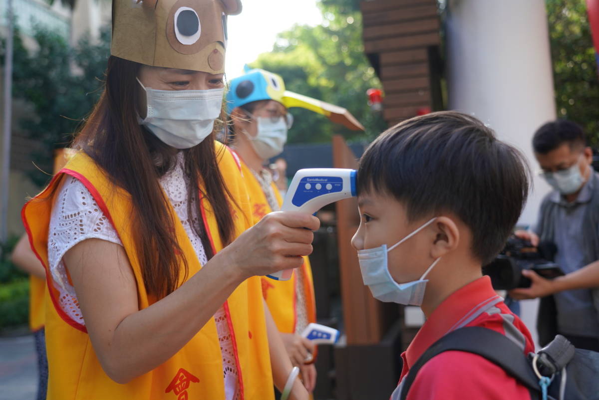 臺北市高中以下學校8/30開學，取消校園內及校車強制戴口罩的規定

