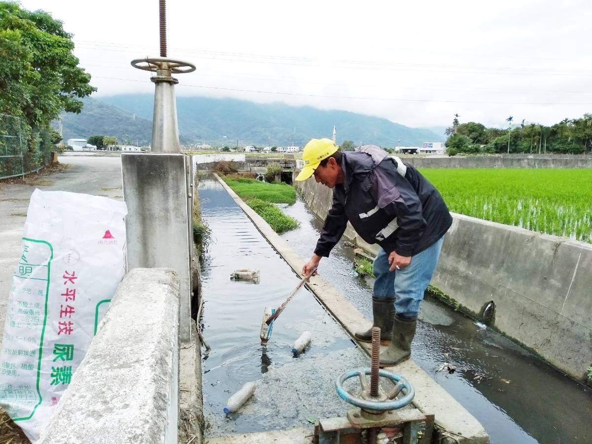 臺東關山人工濕地的入水處灌溉小排，今年平均每月竟撈除150公斤垃圾，縣府環保局籲民眾做好垃圾減量及分類，垃圾不隨意棄置。