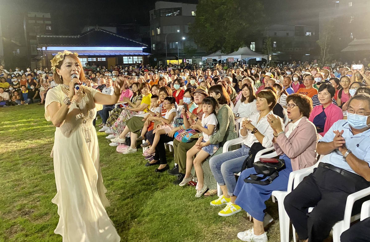 文化處利用週末假期辦理「那年，我們一起聽的歌」，會場座無虛席。