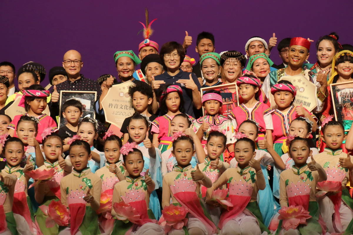 臺東縣109年度傑出演藝團隊頒獎典禮暨聯合展演精彩登場，大家快樂合照。