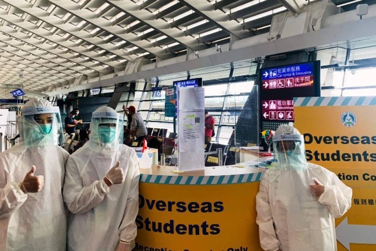 彰化師範大學學務處醫護室提供全套防護衣供國際處同仁於機場使用 (照片:彰化師範大學)