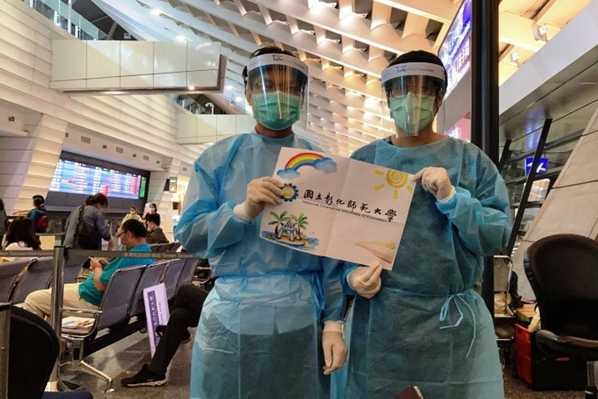 彰化師範大學國際處同仁全副武裝於機場協助境外生入境檢疫作業 (照片:彰化師範大學)