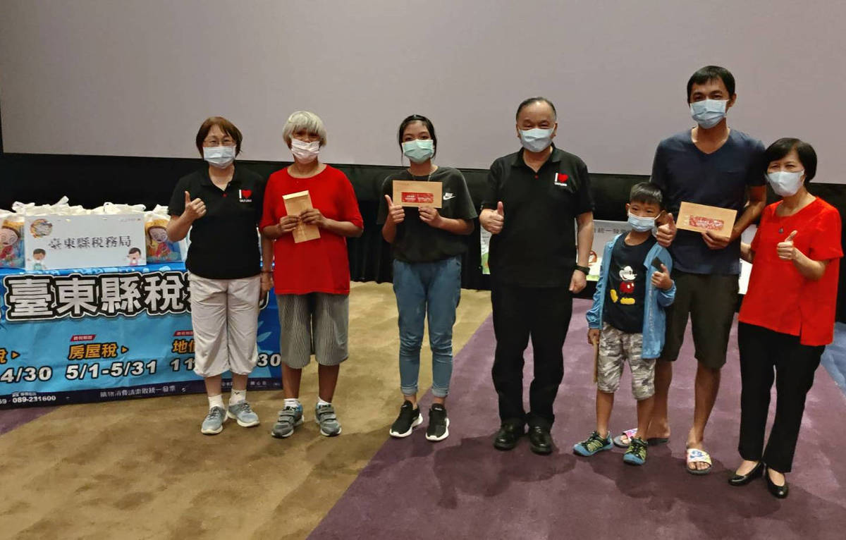 臺東縣政府祕書長陳明仁(左四)與臺東縣稅務局局長李素琴(右一)和幸運抽獎得主合影