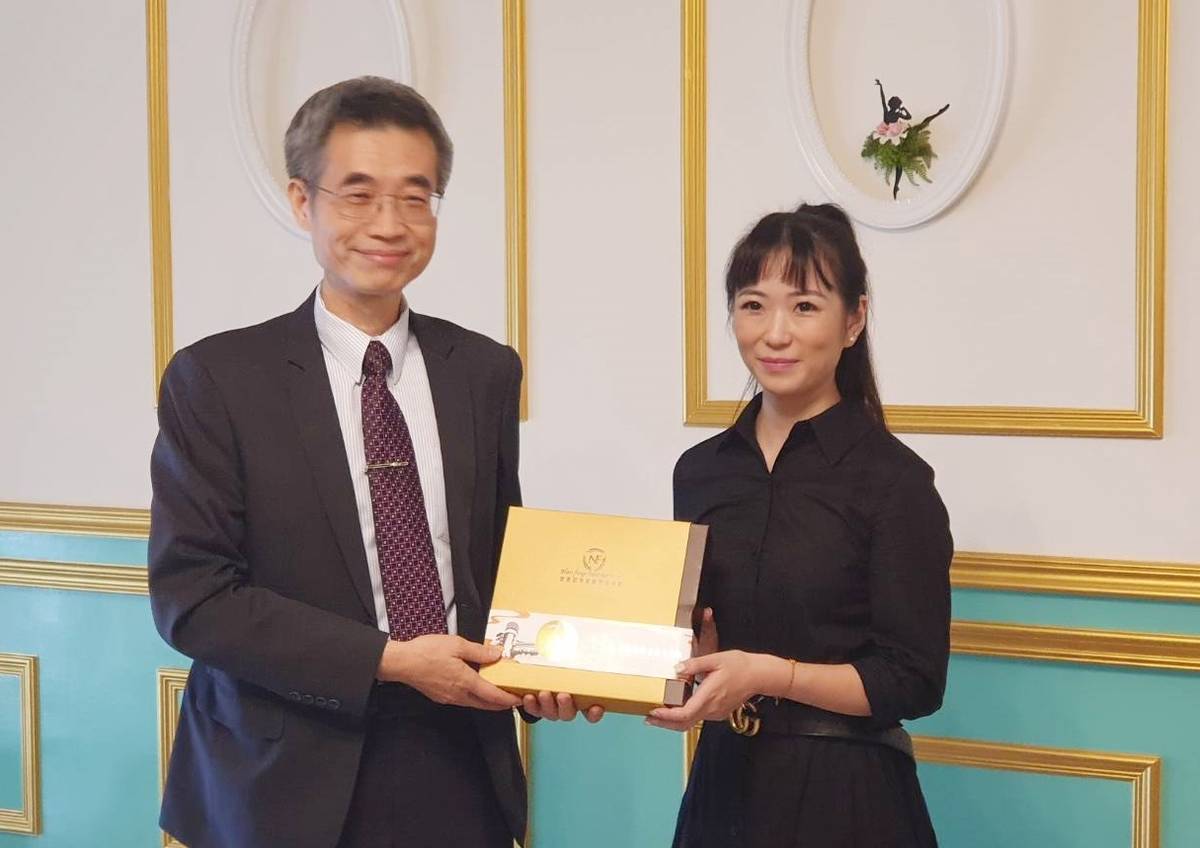 來自廈門的夏小婷(右)為愛遠嫁臺東，並成立「尚舞蹈學苑」推動藝術教育，中秋節前夕，移民署副署長梁國輝(左)特地到臺東訪視慰勉。