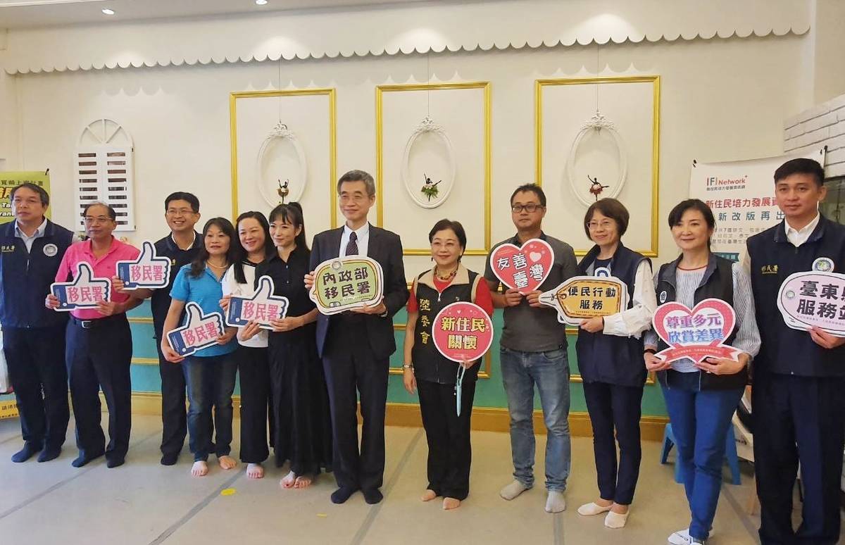 移民署副署長梁國輝與陸委會、海基會人員特地到尚舞蹈學苑訪視慰問，一行人與夏小婷及其丈夫洪文豪與家人開心合影。