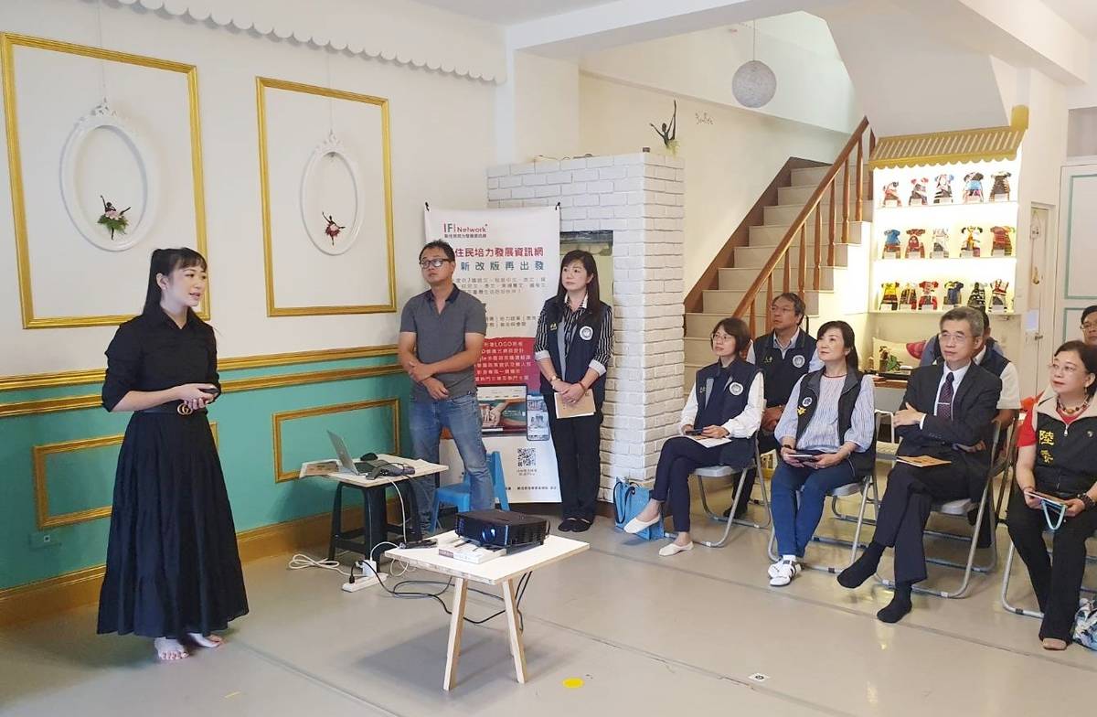 夏小婷向到訪的移民署副署長梁國輝與陸委會、海基會人員說明「尚舞蹈學苑」的發展近況。