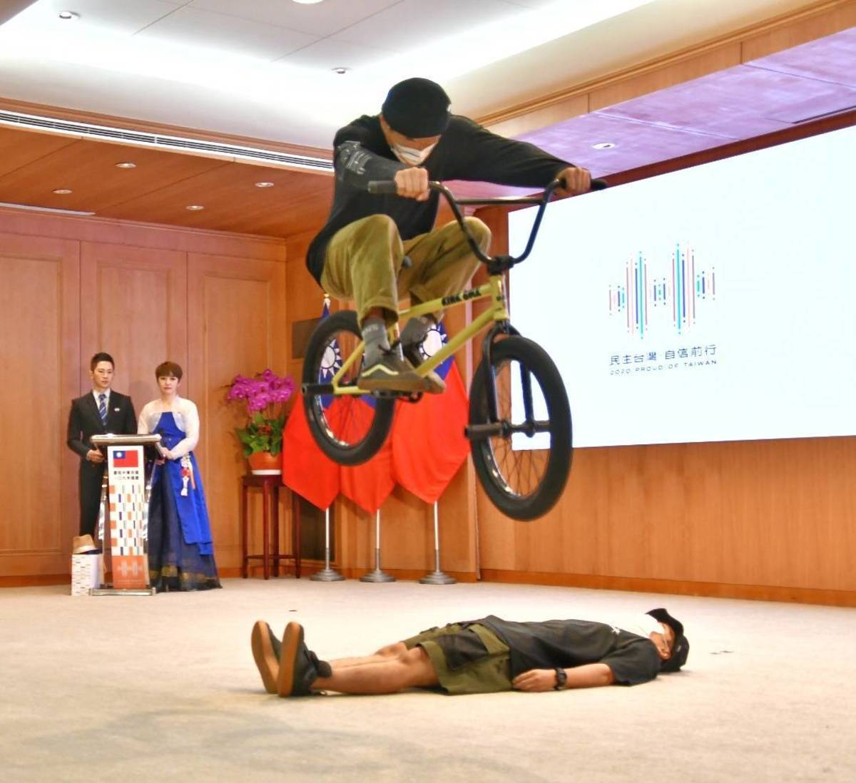 BMX極限冠軍好手鄭喬鴻演出