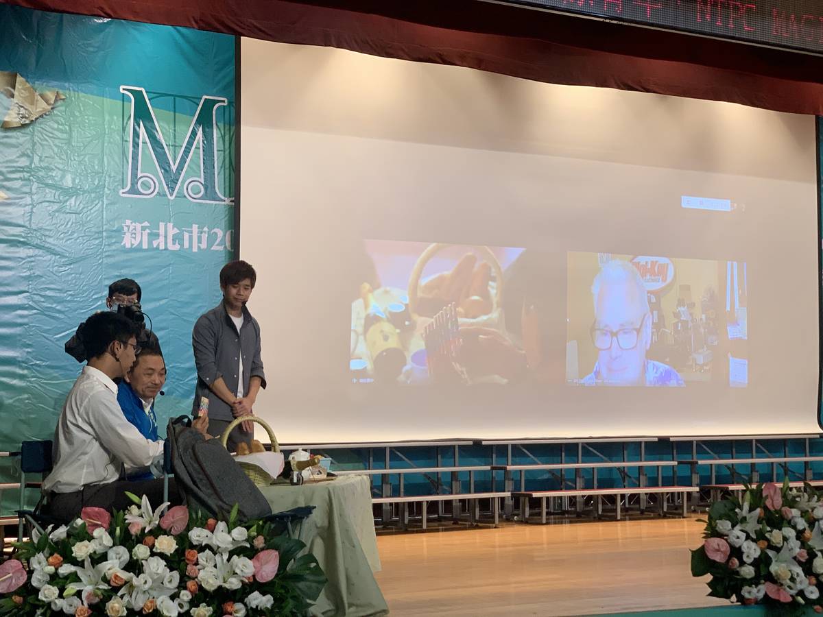 樟樹國際實中多媒體動畫科吳峻廷同學帶著市長侯友宜製作多功能野餐包。
