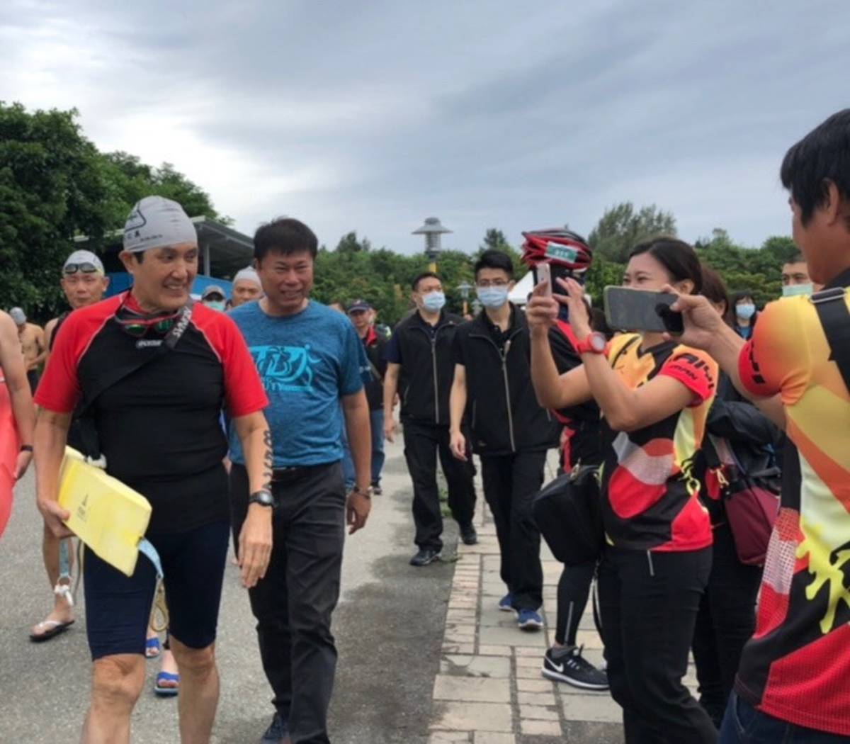 前總統馬英九在臺東縣體育會理事長陳銘風的陪同下，抵達會場，受到民眾熱情歡迎。