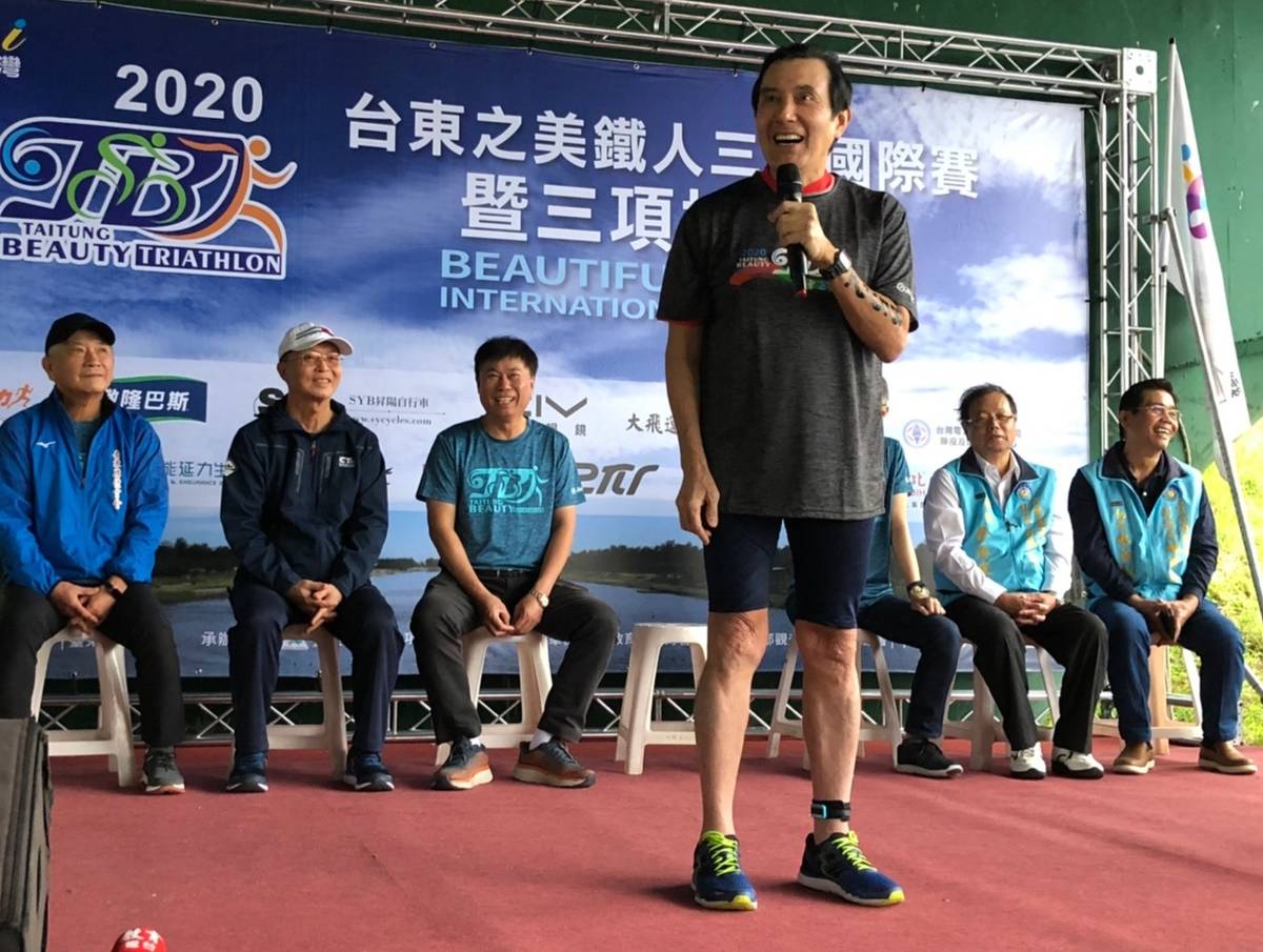 馬前總統以幽默的口氣提醒大家注意游泳的安全，逗得大家哈哈笑。
