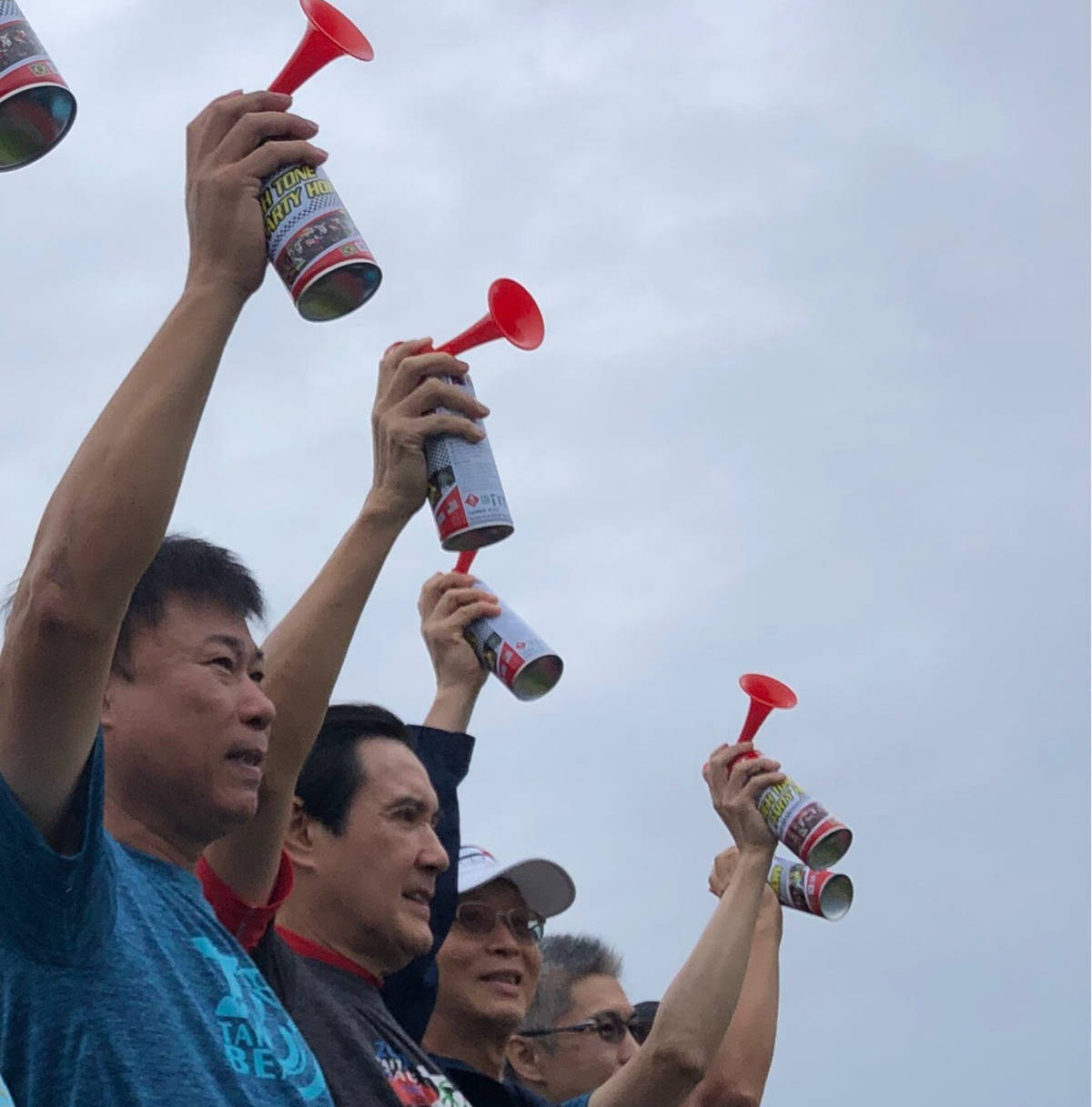 馬前總統清晨七點為選手鳴槍開賽