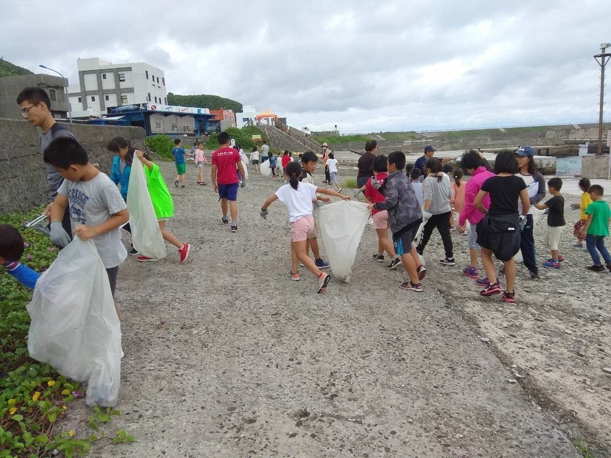 臺東縣環保局於綠島鄉舉辦離島秋季淨灘，邀集當地機關、民間團體及遊客加入，雖是旅遊旺季尾聲，仍吸引逾百民眾參與。