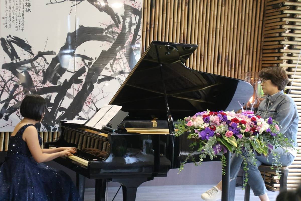 臺東縣衛生局邀請縣長饒慶鈴與鋼琴家周美君，以音樂會方式對「彈」臺東醫療照護。