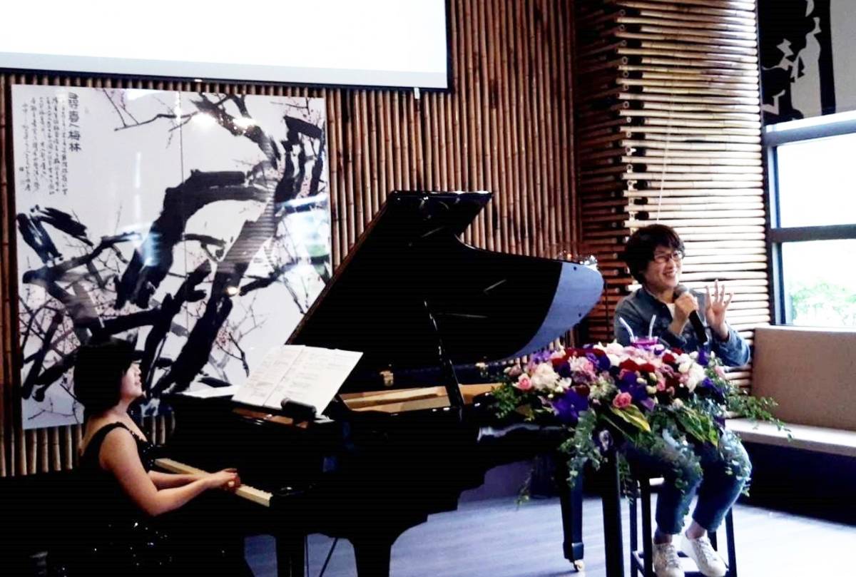 臺東縣衛生局邀請縣長饒慶鈴與鋼琴家周美君，以音樂會方式對「彈」臺東醫療照護。