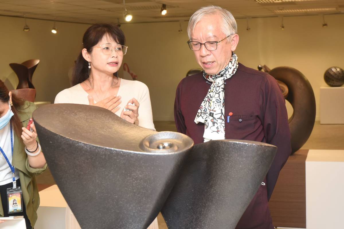 藝術家賴羿廷為國立國父紀念館梁永斐館長導覽作品