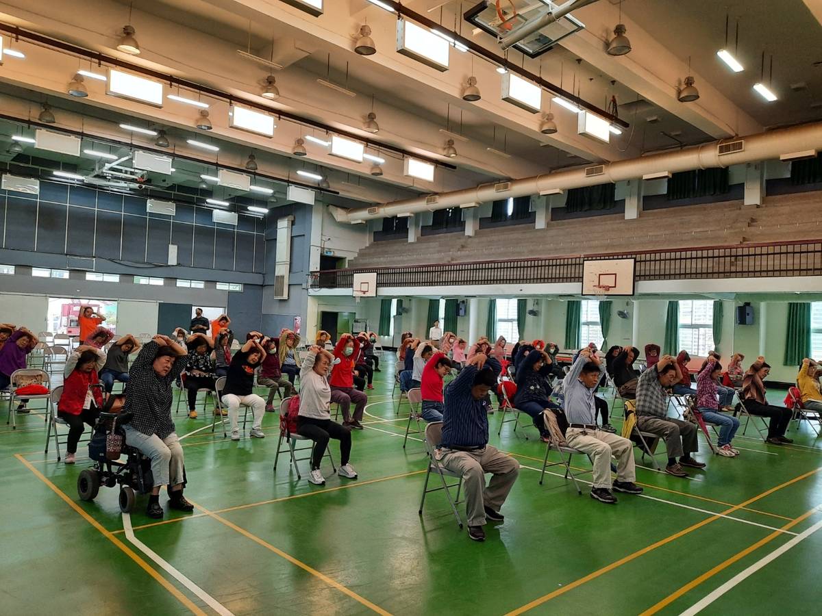 「校際合作、在地關懷」活動帶著長輩動動筋骨