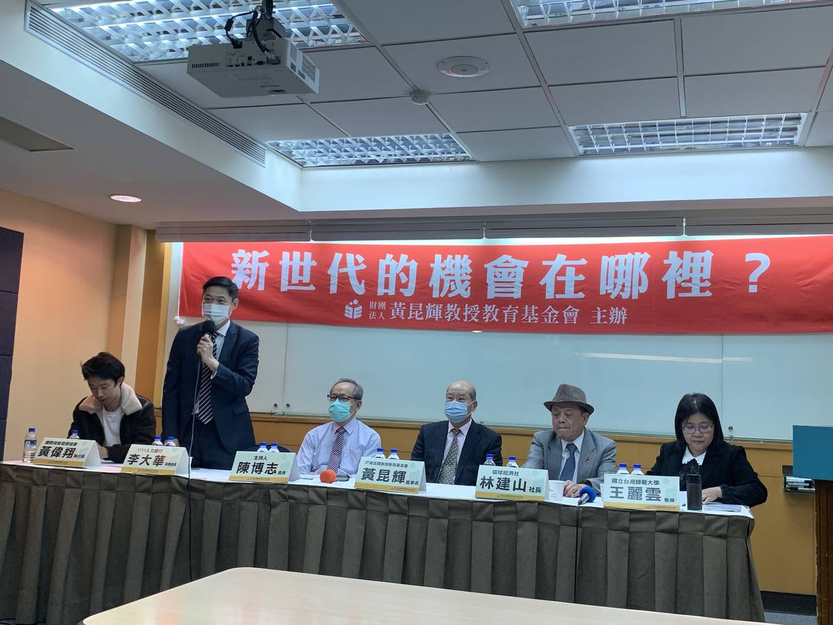 1111人力銀行前總經理李大華就以人力銀行的角度，分析年輕人的機會在哪裡，並提出學校與業界交流的重要性、職場需求以及未來發展。