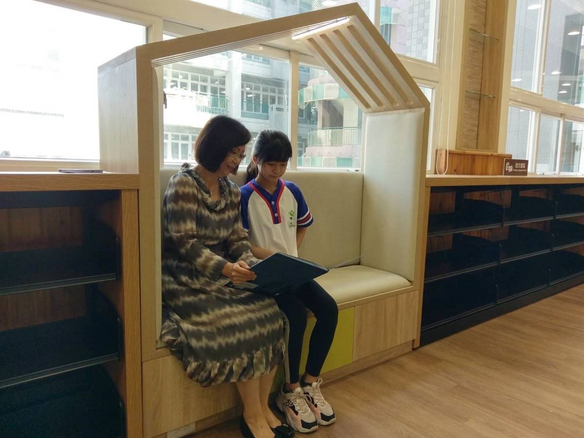 陳素蘭校長與同學在小屋內共讀