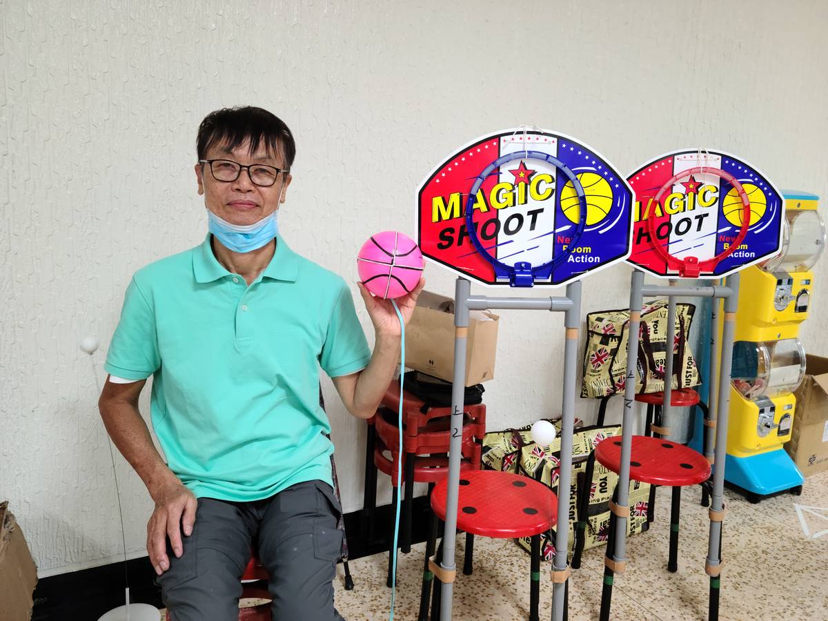 病友吳文義與改良後適合病友的投藍框。