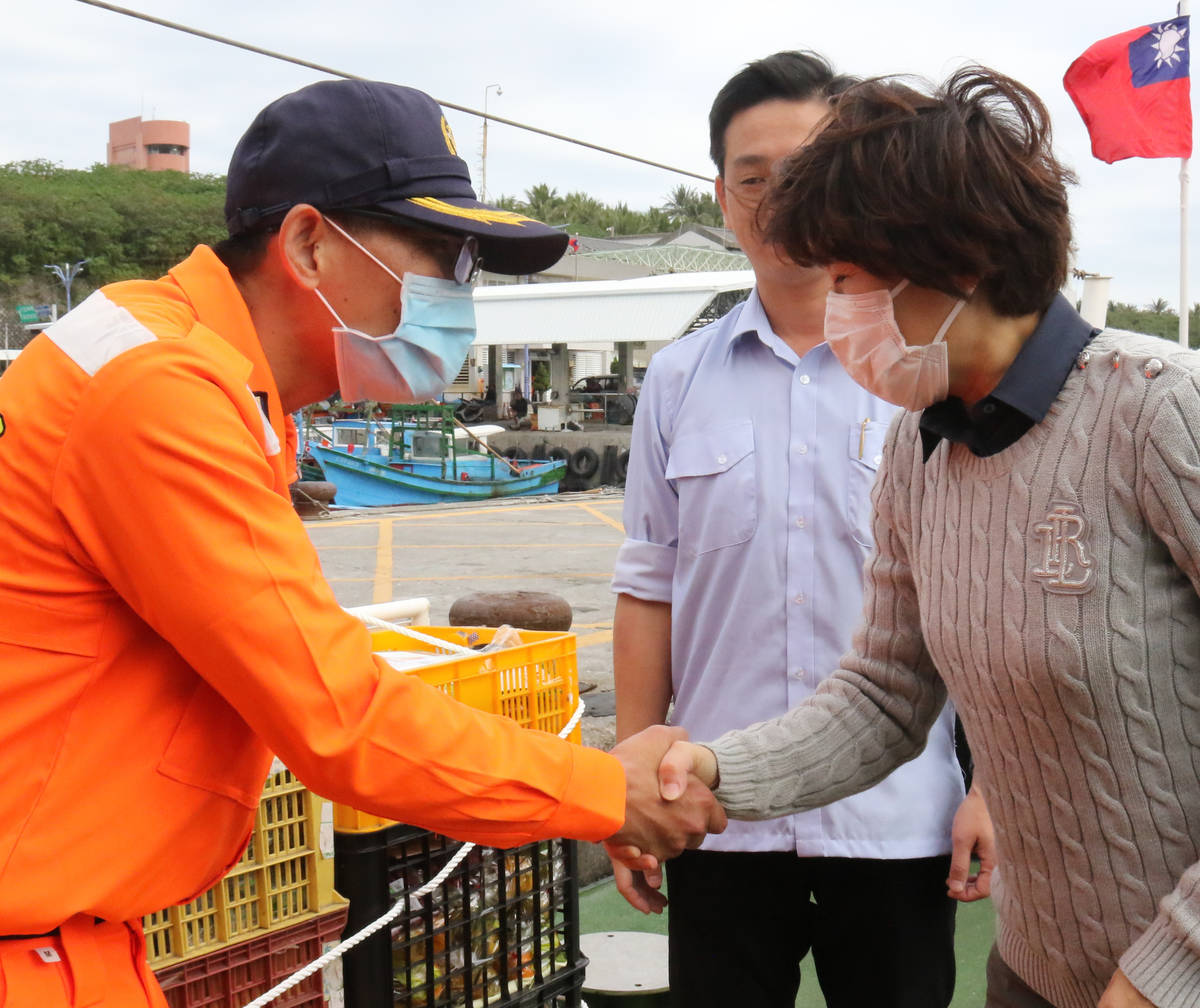 饒慶鈴縣長感謝海巡人員協助載運物資到蘭嶼，使當地民眾及學校免於斷炊之苦。