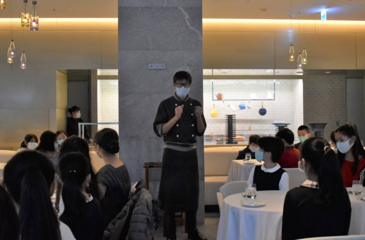由餐廳主廚為學生說明用餐禮儀