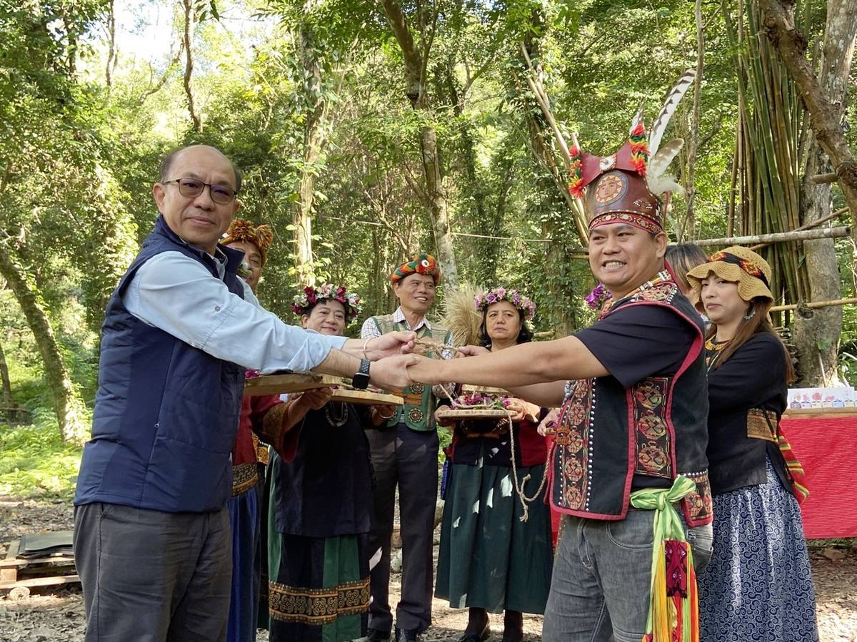 達魯瑪克部落頭目古昌宏(右)與臺東林管處長吳昌祐(左)及與會貴賓一起將麻繩繫上繩結，繞成一個圓圈，象徵部落夥伴與林管處攜手合作。