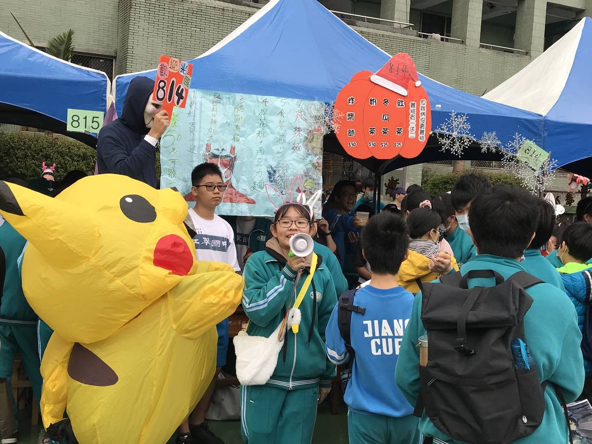 班級園遊會現場聲嘶促銷攤位。