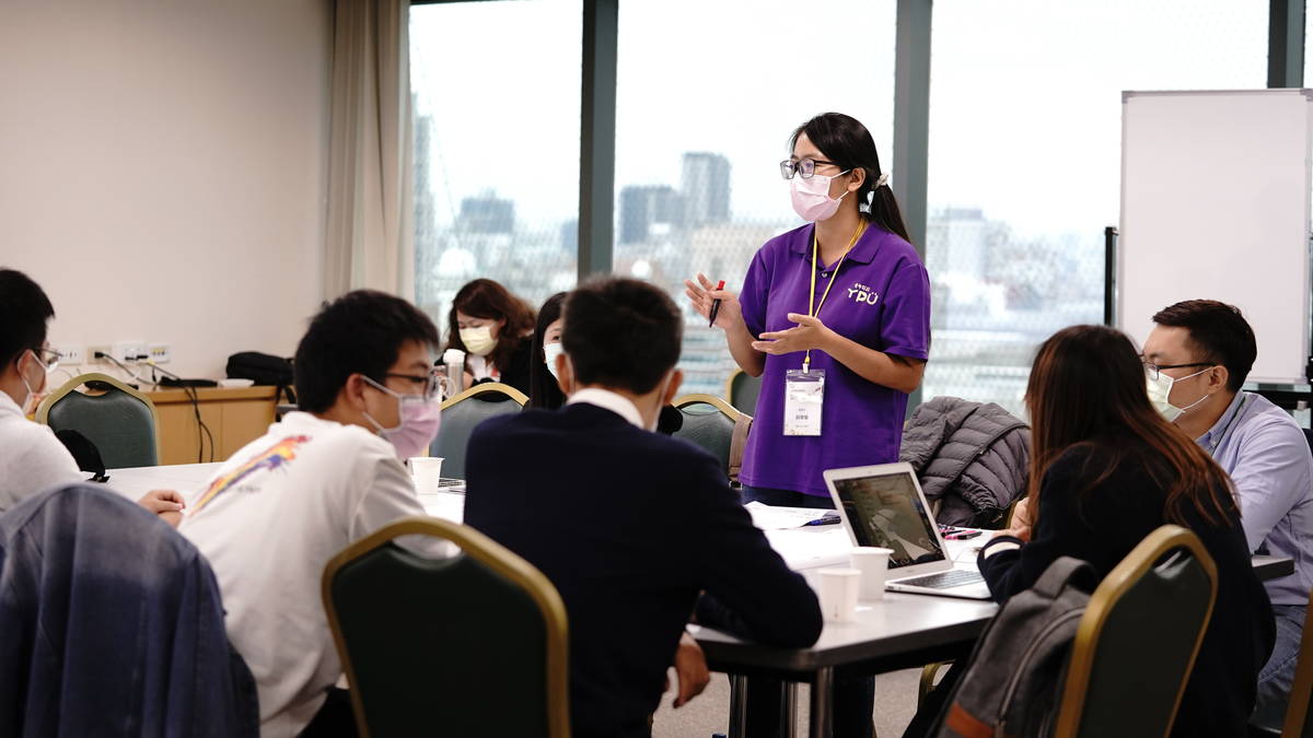 審議主持人帶領與會人員討論關於幼保員權益及產業問題