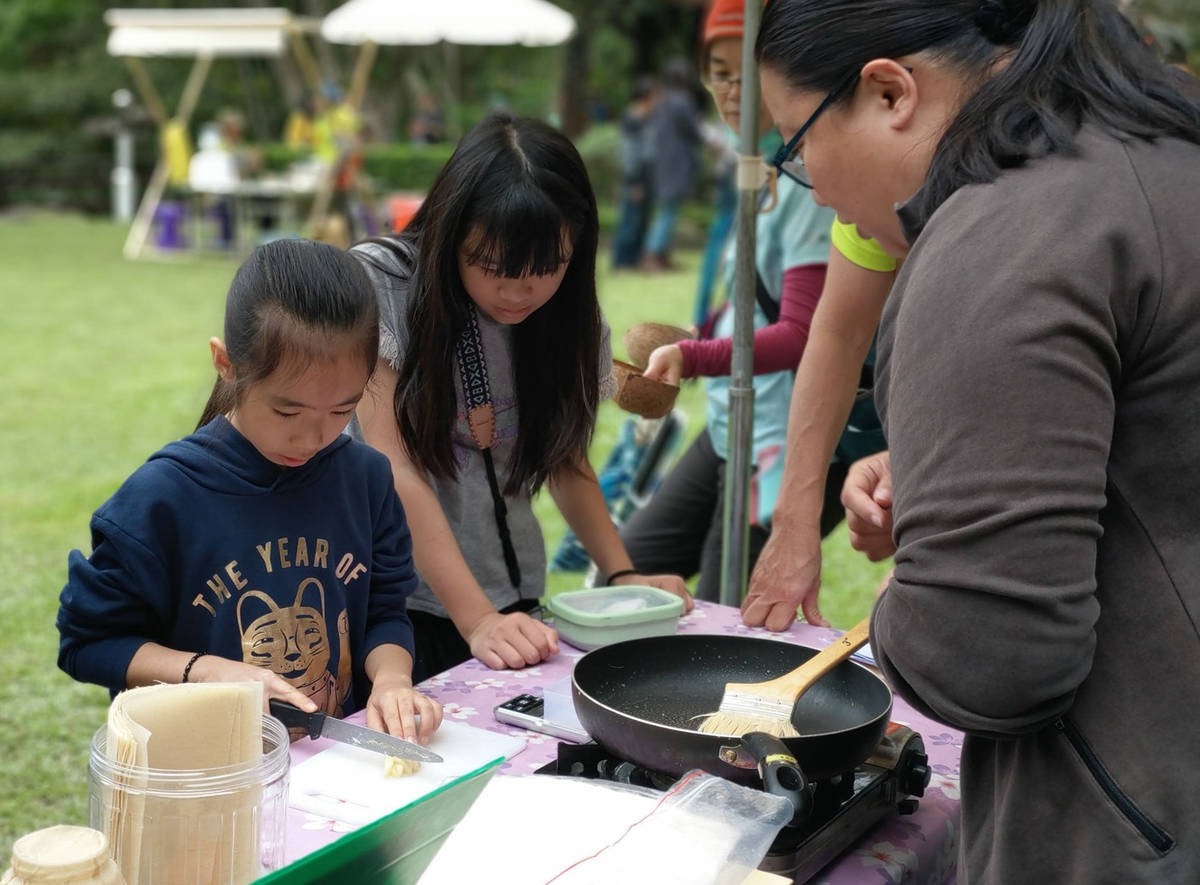 臺東林區管理處在知本國家森林遊樂區舉辦「里山森林．野餐趣」環保市集野餐活動，小朋友認真動手切菜。
