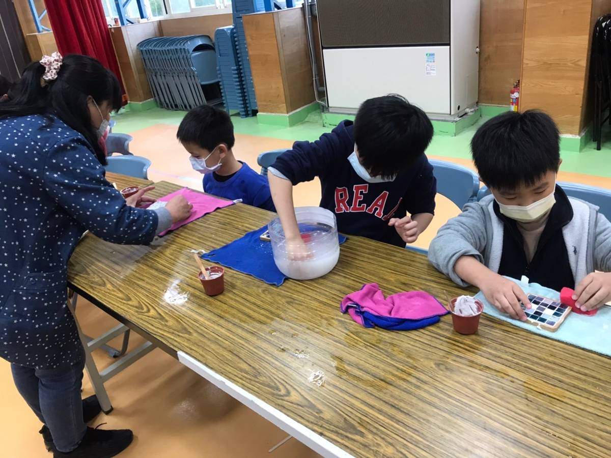 福山國小學生體驗馬賽克拼貼活動。