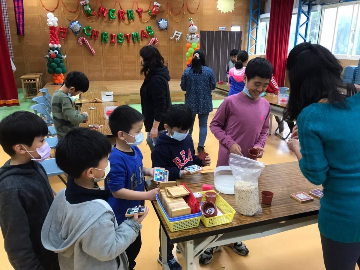 福山國小學生運用廢棄建材親手製作屬於自己的馬賽克杯墊。