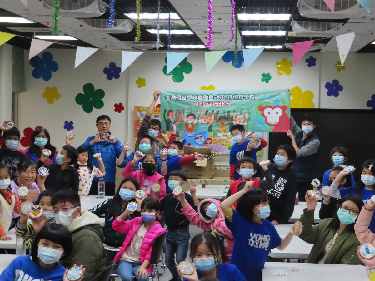 新北市教育局與臺灣假日學校協進會合作辦理「環保馬賽克拼貼杯墊DIY」活動，從今年11月開始在偏鄉16校舉辦。