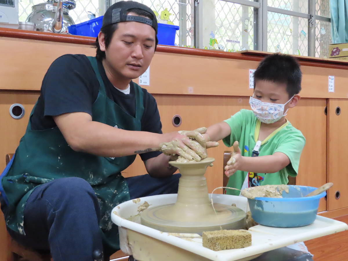 陶藝家到校與幼兒共同進行手拉坏課程。