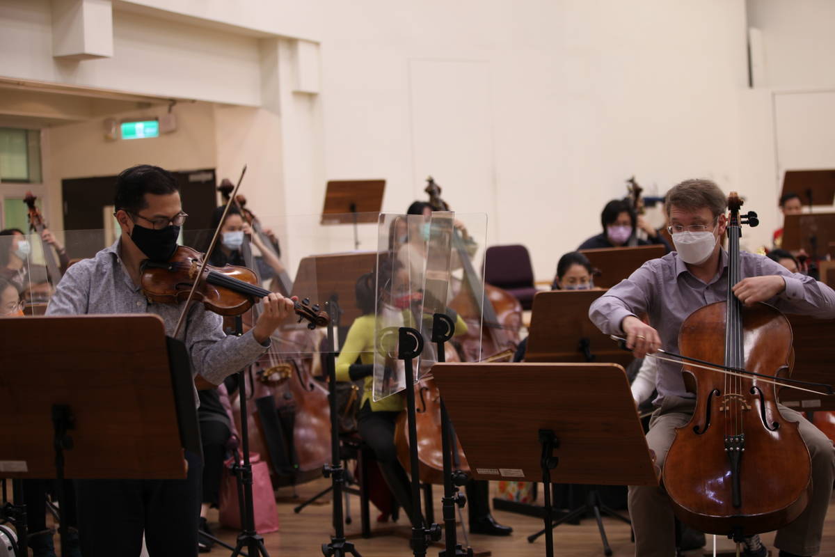 左起小提琴詹曉昀及大提琴德米特里阿托品