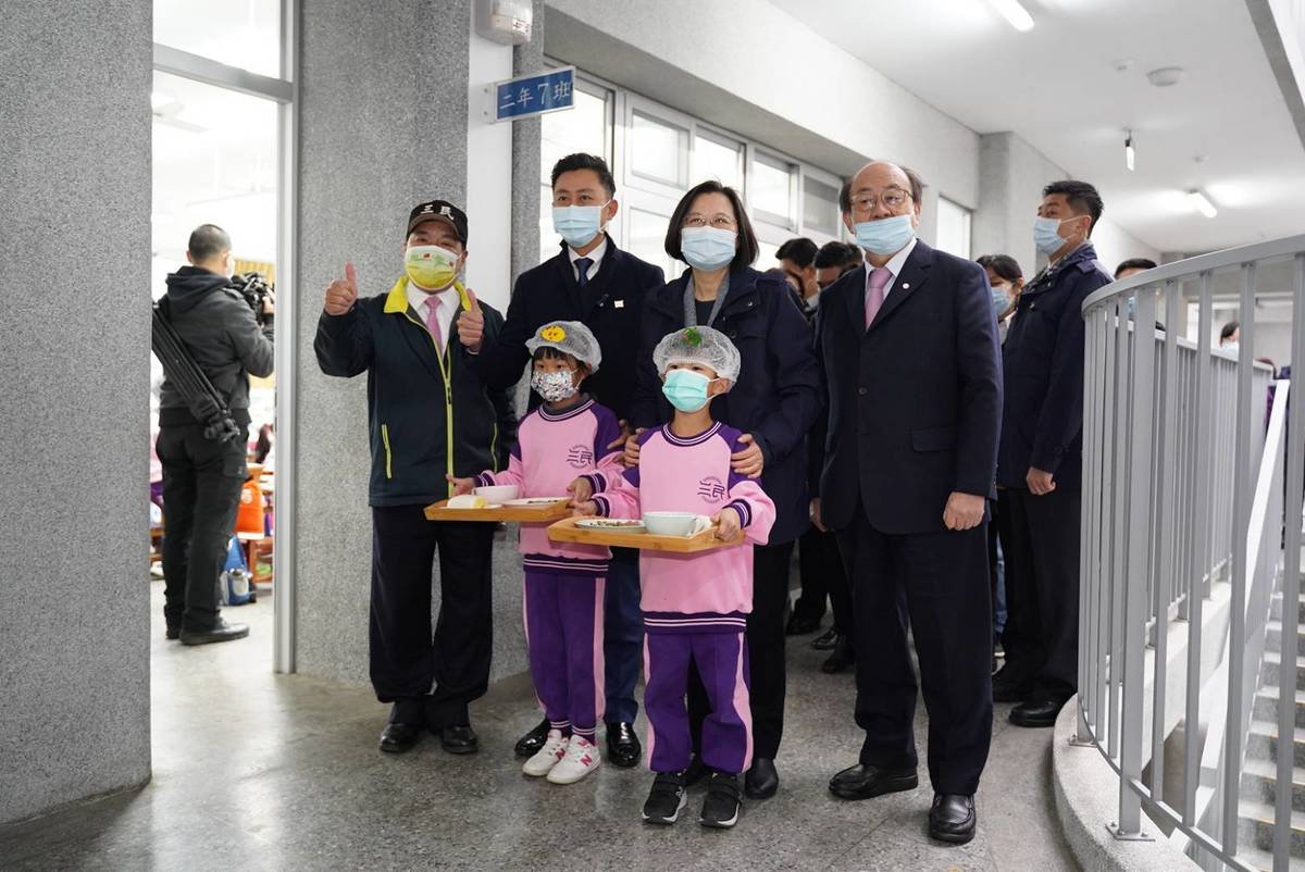 蔡英文總統今(8)天視察新竹市校園營養午餐 ，要讓學生吃得在地、吃得安心。(新竹市政府提供)