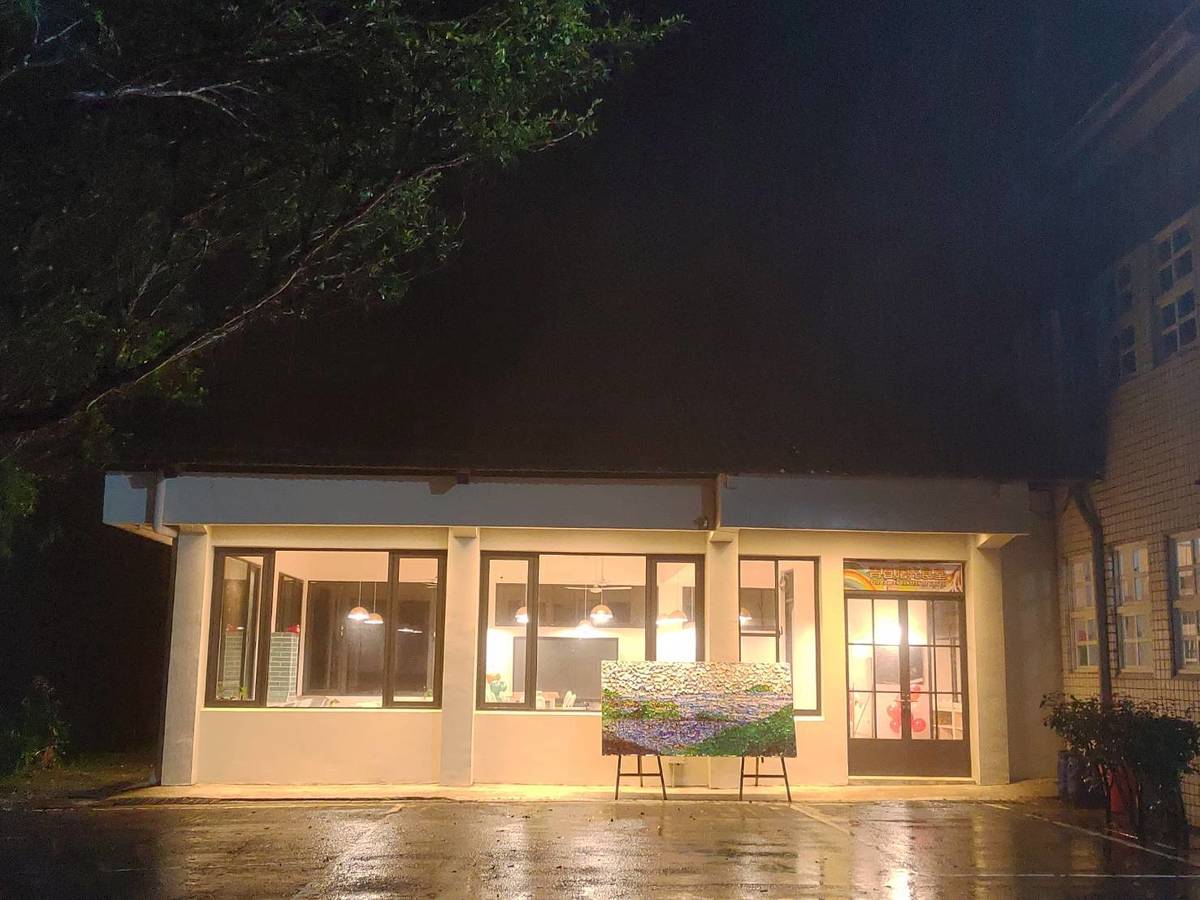 設計進場，讓欽賢國中老舊封閉的學生餐廳成為校園中最具有凝聚力的地方。
