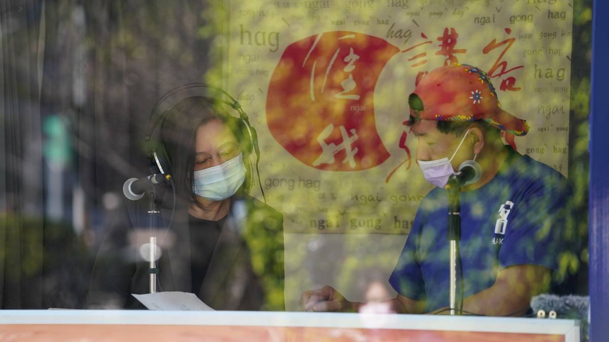 蔡總統(中)唸2021年客語新年賀詞十分流利，希望帶給國人最熱忱的祝福