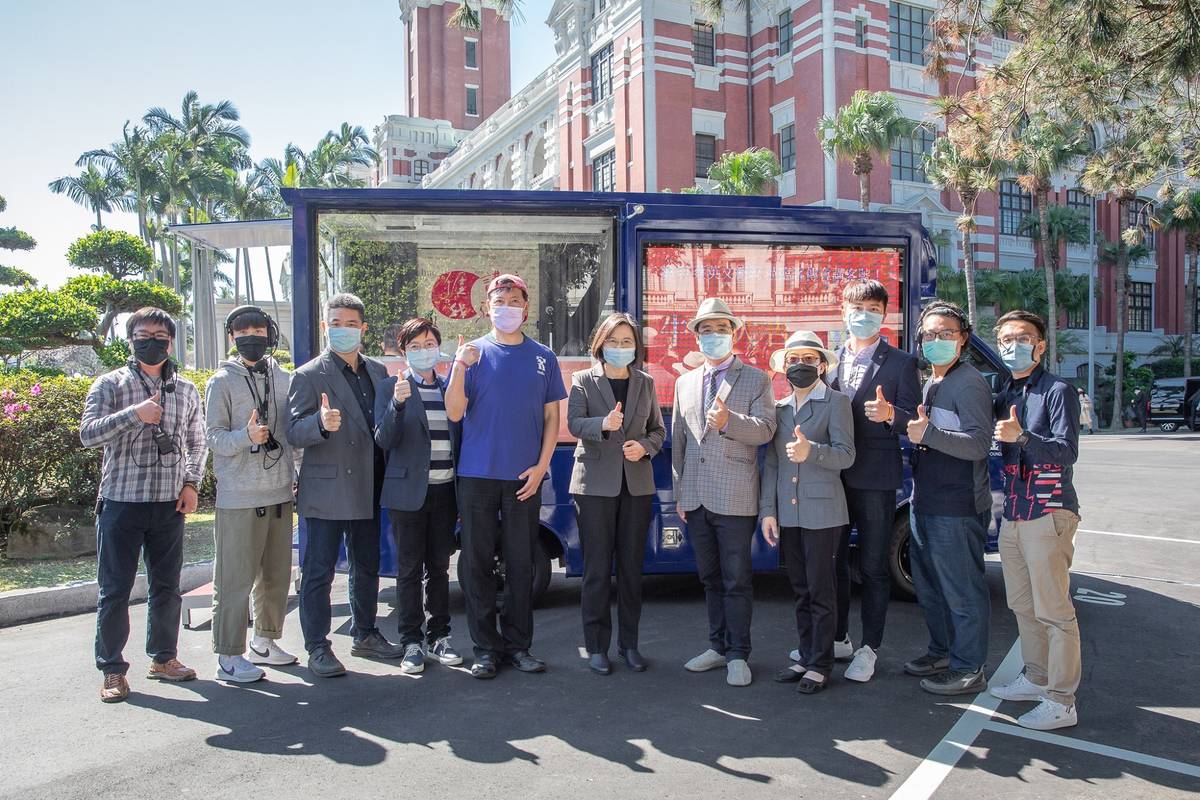 蔡總統(中)登上客家公共傳播基金會講客號，錄製2021年客語新年賀詞，希望全國鄉親繼續攜手團結守護台灣，錄音完後與工作人員合影