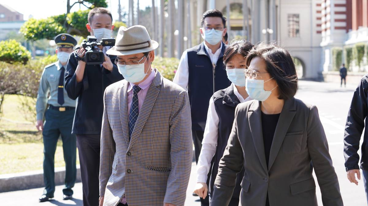 客家公共傳播基金會董事長陳邦畛（左）向蔡總統(右)介紹這臺，受客家鄉親熱情歡迎的行動網路直播車「講客號」