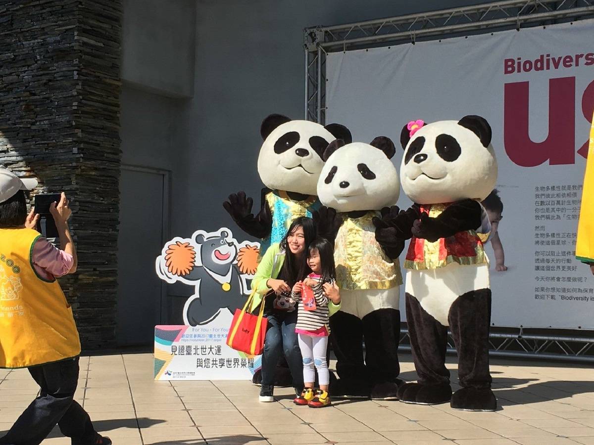 動物園初一到初三都有動物朋友向大家拜年
