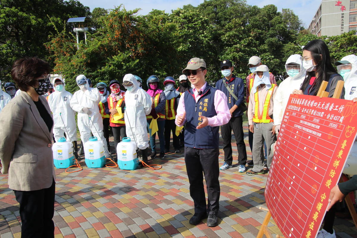 臺東縣長饒慶鈴前往兒童蛋糕公園視察並宣布啟動全縣大消毒，環保局長郭建成說明消毒工作規劃。