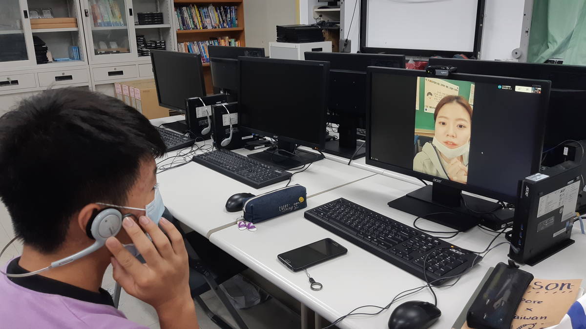 正德國中同學與韓國老師進行視訊交流。
