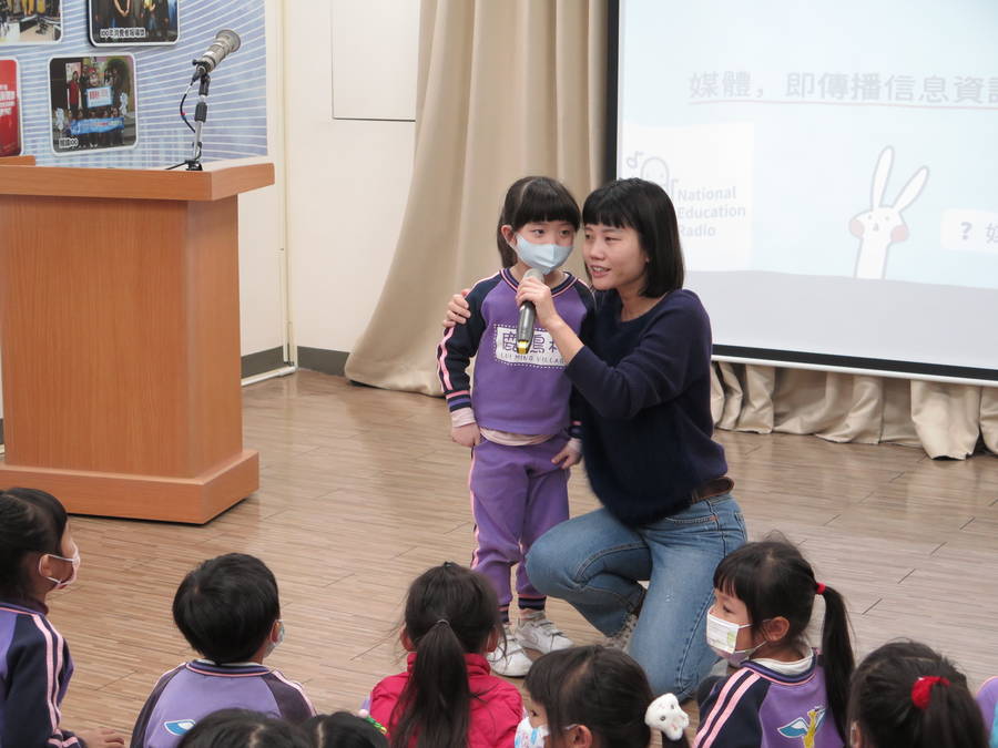 參訪學員踴躍回答主持人問題