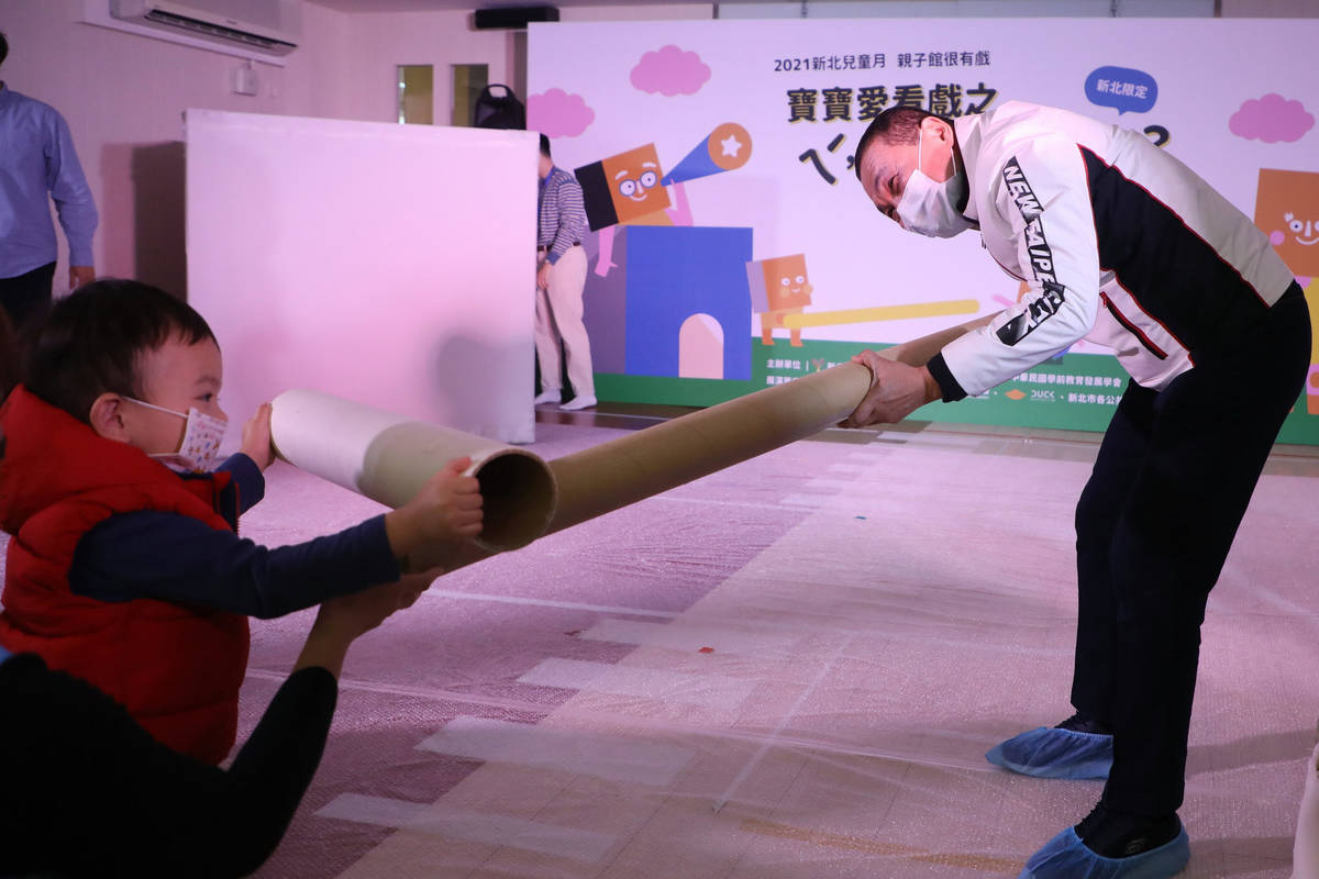 新北市公托中心親子館兒童月首場演出，侯友宜市長與小朋友互動遊樂。
