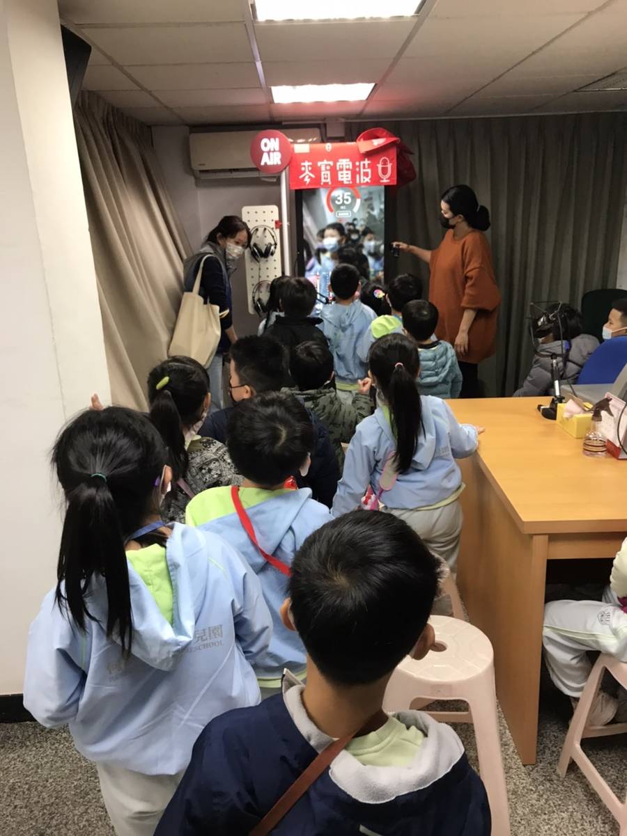 小朋友排隊體驗麥寶電波行動錄音裝置