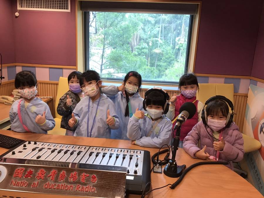 小朋友在錄音室開心合照