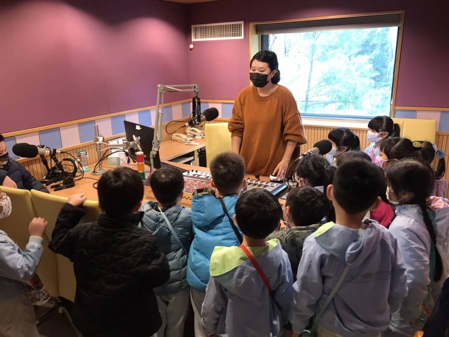 小朋友們認真聆聽介紹
