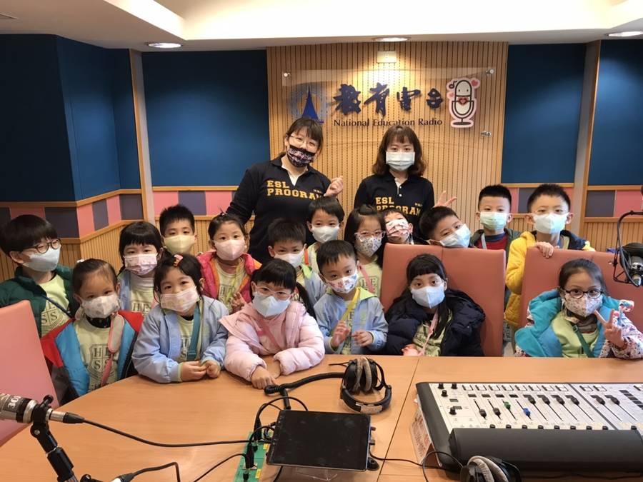 小朋友們開心在錄音室大合照
